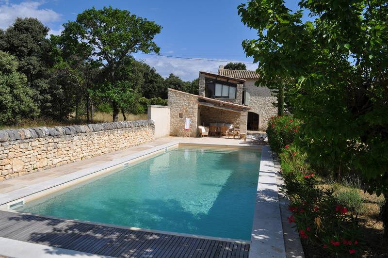 Mas Restauré St Restitut Une rénovation sobre et chic Mas Restauré St Restitut SOUS OFFRE PAR NOS SOINS Une rénovation sobre et chic